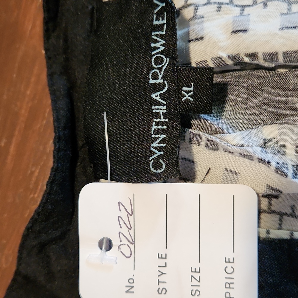EUC Black and White Blouse (222) - Picture 5 of 7